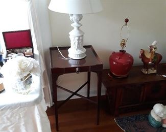 Pairs of lamps in white and red