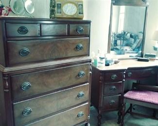 'Huntley' 5 drawer chest & dressing table
