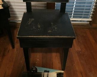 2 adjustable piano chairs