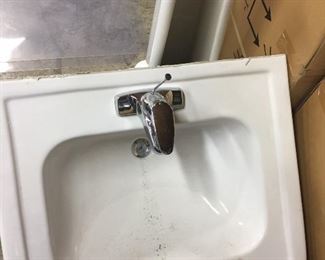 Pedestal sink with base in great condition