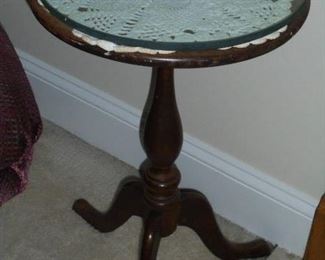 Small round pedestal table w/glass top