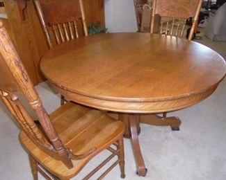 round oak table w/4 matching chairs