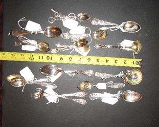 Souvenir spoons in previous photos now box lotted by state and/or theme