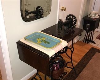 ANTIQUE SEWING MACHINE W/CABINET