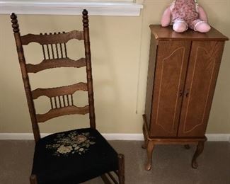 ANTIQUE ROCKING CHAIR