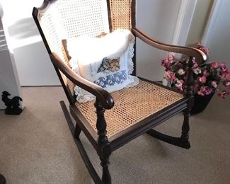 ANTIQUE ROCKING CHAIR