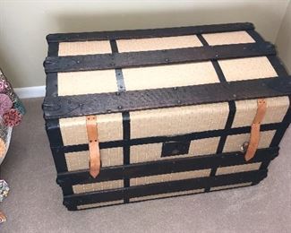 STORAGE CHEST / TRUNK