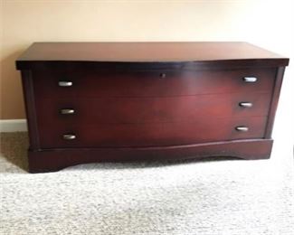 Lot 068-1
Vintage Lane Hope Chest