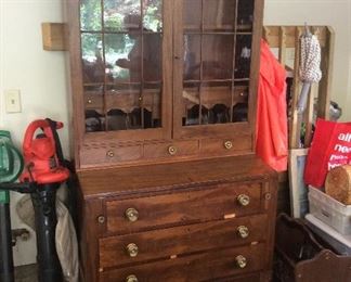 Nice desk/display cabinet