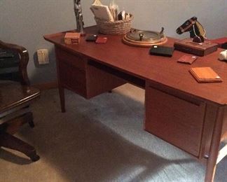 Petite desk