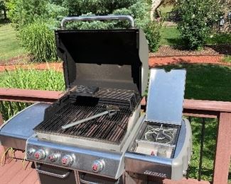 WEBER 3- BURNER GAS GRILL W/BUILT-IN THERMOMETER AND SIDE BURNER