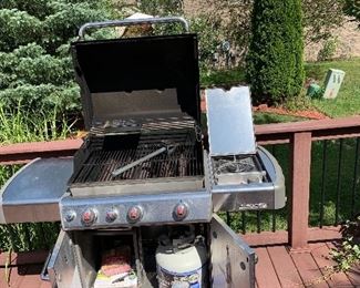 WEBER 3- BURNER GAS GRILL W/BUILT-IN THERMOMETER AND SIDE BURNER 