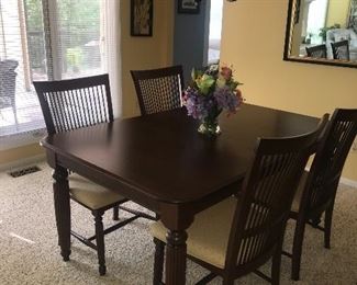 SOLID WOOD MCLAUGHLIN FURNITURE TABLE AND CHAIRS 
COMES WITH 3 LEAVES
64.5” L x 42” W x 30” H
