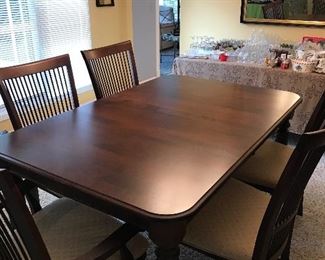 SOLID WOOD MCLAUGHLIN FURNITURE TABLE AND CHAIRS 
COMES WITH 3 LEAVES
64.5” L x 42” W x 30” H
