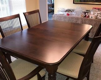 SOLID WOOD MCLAUGHLIN FURNITURE TABLE AND CHAIRS 
COMES WITH 3 LEAVES
64.5” L x 42” W x 30” H