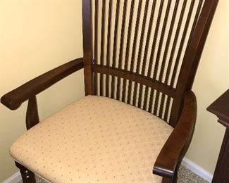 SOLID WOOD MCLAUGHLIN FURNITURE TABLE AND CHAIRS 
COMES WITH 3 LEAVES
64.5” L x 42” W x 30” H