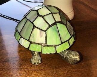 STAINED GLASS TURTLE ACCENT LAMP IN GREEN 