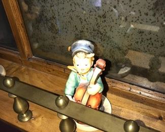 COLLECTION OF GOEBEL / HUMMEL FIGURINES 