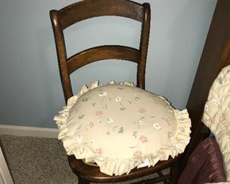 VINTAGE WOOD CHAIR