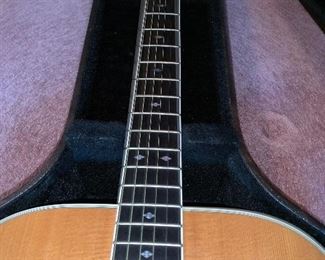 TAYLOR ACOUSTIC GUITAR 810 