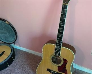 TAYLOR ACOUSTIC GUITAR 810 