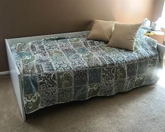 TWIN SIZE TRUNDLE BED