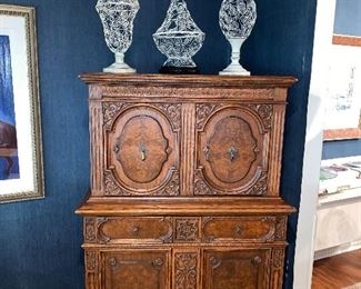 SOLID WOOD CARVED CABINET
40.5” LENGTH x 62 ”HEIGHT x 19”DEPTH