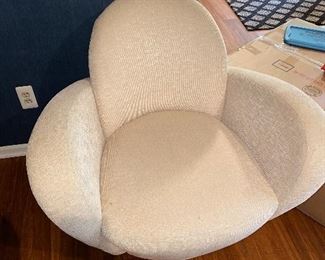 2 MODERN CREAM SWIVEL CHAIRS BY PREVIEW FURNITURE