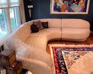 MODERN /CONTEMPORARY CREAM SECTIONAL
BY PREVIEW FURNITURE
LEFT SIDE 98”
RIGHT SIDE 102”
DEPTH 40”
HEIGHT 30”