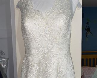 WEDDING DRESS- SIZE SMALL 4-6