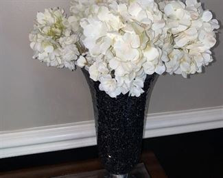 FLORAL ARRANGEMENT IN VASE