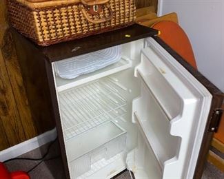 SMALL DORM REFRIGERATOR
