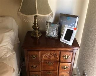 Shell
Pattern wood bedside table