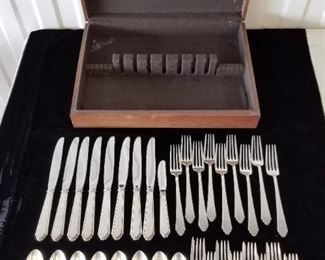 LUNT William & Mary STERLING Silver Flatware Set. Pattern introduced in 1921. In wooden storage box. Includes (8) 8 5/8" knives (21.8 OZ), (9) 7 1/8" forks (14 OZ), (8) 5 15/16 forks (9.4 OZ), (8) teaspoons (7.8 OZ), & (1) butter knife (1.8 OZ). Total avoir weight including non-silver knife blades is approximately 54.8 OZ. 