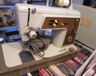 Singer Sewing Machine in Carrying Case