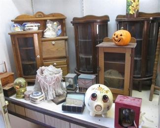 Smaller Doll Showcases