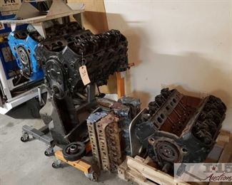 125:
3 454 blocks
2 with the casting number of 10114182 1 with the castung number 361959 2 sets of heads 3 oil pans 2 engine stands