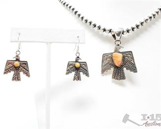 329:
Signed By Artist Navajo Spiny Oyster & Sterling Silver Thunderbird Pendant And Earring Set
Signed By Artist Navajo Spiny Oyster & Sterling Silver Thunderbird Pendant And Earring Set
Combined weigh approx 17.9g
**Necklace Not Included**
Metal Type: Sterling Silver
Low Estimate: 175.00
High Estimate: 250.00