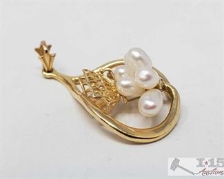 504:
14kt Gold with Fresh Water Pearls Brouche
14kt Gold with Fresh Water Pearls Brouche weighs approx 3.6g