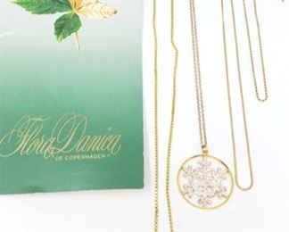 701:
Flora Danica Sterling Silver Necklace, 14k Gold Brouche and 3 other Necklaces.
Flora Danica Sterling Silver Necklace, 14k Gold Brouche and 3 other Necklaces. Measures approx from 3" to13"