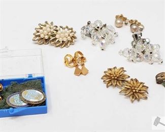703:
Costume Jewlery Earrings
Costume Jewlery Earrings