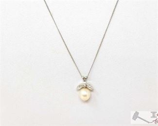 756:
10k Gold Necklace with Diamond and what appears to be Fresh Water Pearl Pendant
10k Gold Necklace with Diamond and what appears to be Fresh Water Pearl Pendant weighs approx 2g measures approx 9.5"