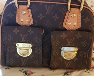 8705: Not Authenticated Louis Vuitton handbag
This apparent Louis Vuitton handbag has not been authenticated but resembles models produced in France by this designer. Hardware and clasps appear to be good quality. Leather handles, brass hardware, and natural cowhide leather trim.