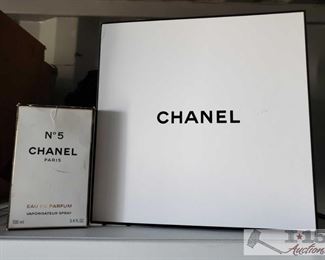 8728: Chanel number 5 perfume
These are empty bottles and containers of Chanel No.5 perfume 3.4oz eau de parfum gift set. *Disclosure* Empty contents