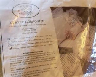 8730:
New king quilt
GORGEOUS!! This is a KING size Smith Street quilted rose floral comforter, BRAND NEW still in packaging!