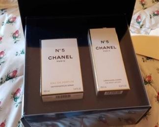 8751: 2 bottles of Chanel no 5
Featured here is a Chanel no.5 boxed gift set with two bottles inside.