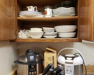8800: Aroma Rice Cooker, Breville Pressure Cooker, Pots, Pans and other Assorted Kitchen Supplies
GREAT kitchen lot here!!! Lots of dishware, cups, glasses, cream and sugar bowls, dessert plates, decorator service plates, some china pieces. Also in this lot: two rice cookers, a butcher knife block with knives, a Gordon handheld knife sharpener, a Saladmaster vegetable processer with unused parts and instruction manual, an 8” Windsor candle lead crystal table lamp, posts and pans, electric fryer, several food containers and plastic ware, a tea bell, a Sunbeam Oskar Jr. chopper, strainers, misc flatware, bowls, a bamboo and teakwood rice bowl with serving spoon, several various utensils, serving trays, mugs and mug sets, highball glasses new in box, mini crock pot, Saladmaster Estate Porzellan heirloom collectible cups from Germany, tea cups from JOHANN HAVILAND GERMANY… there are many hidden treasures in this lot!! Look through carefully!!