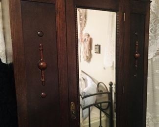 Details on armoire