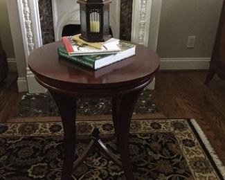                     BEAUTIFUL ROUND SIDE TABLE