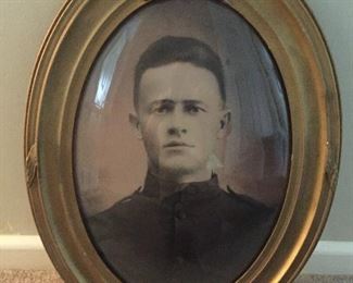       LARGE PHOTO OF SOLDIER IN MILITARY FRAME